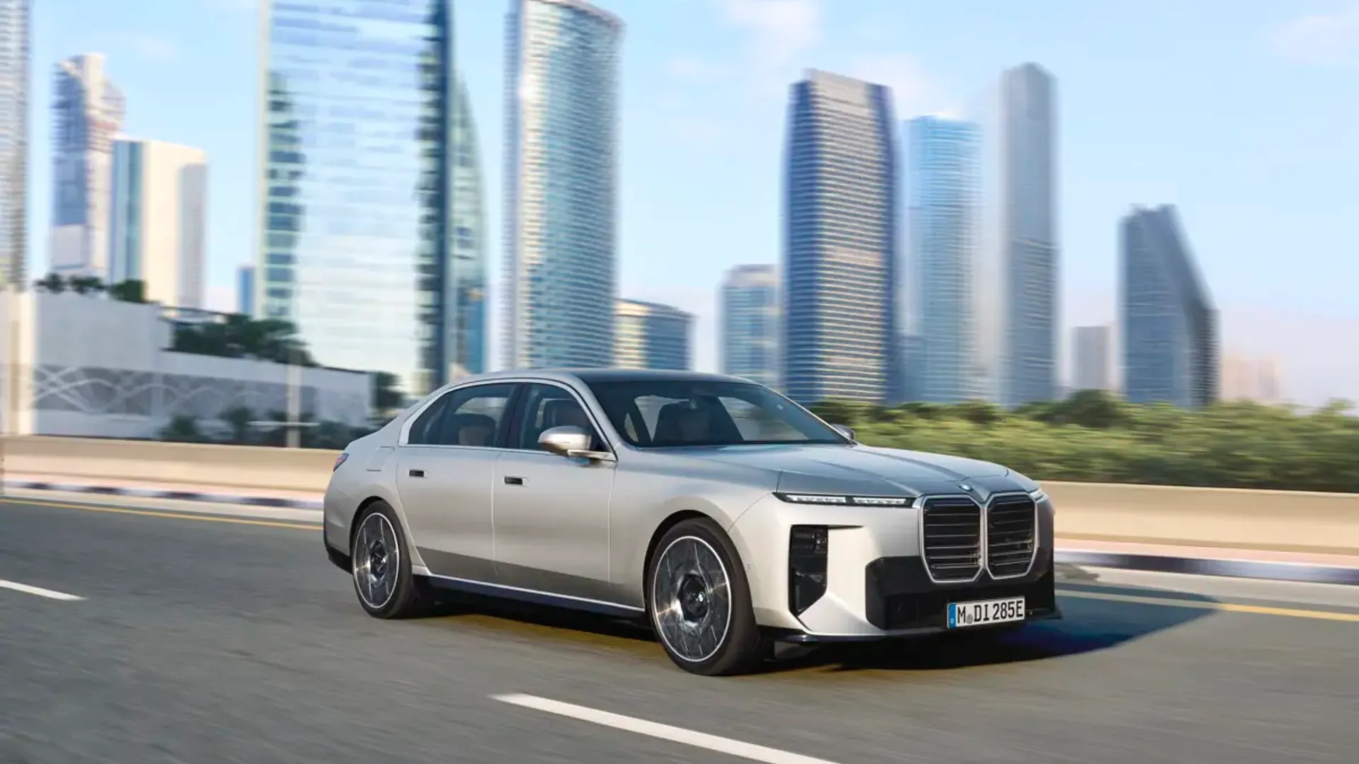 Elettronauti - BMW i7 50 xDrive - Grigio - Esterno - Vista anteriore a tre quarti