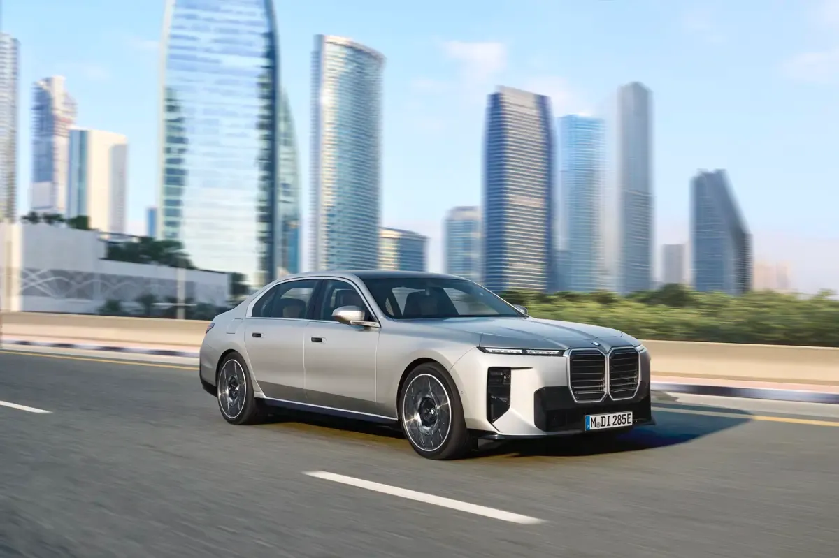 Elettronauti - BMW i7 50 xDrive - Grigio - Esterno - Vista anteriore a tre quarti