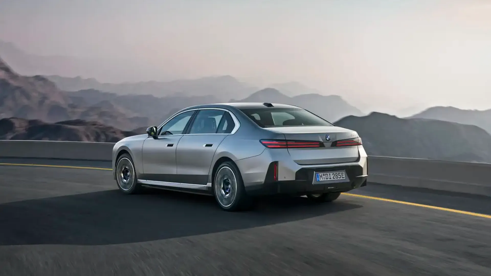Elettronauti - BMW i7 50 xDrive - Grigio - Esterno - Vista anteriore a tre quarti