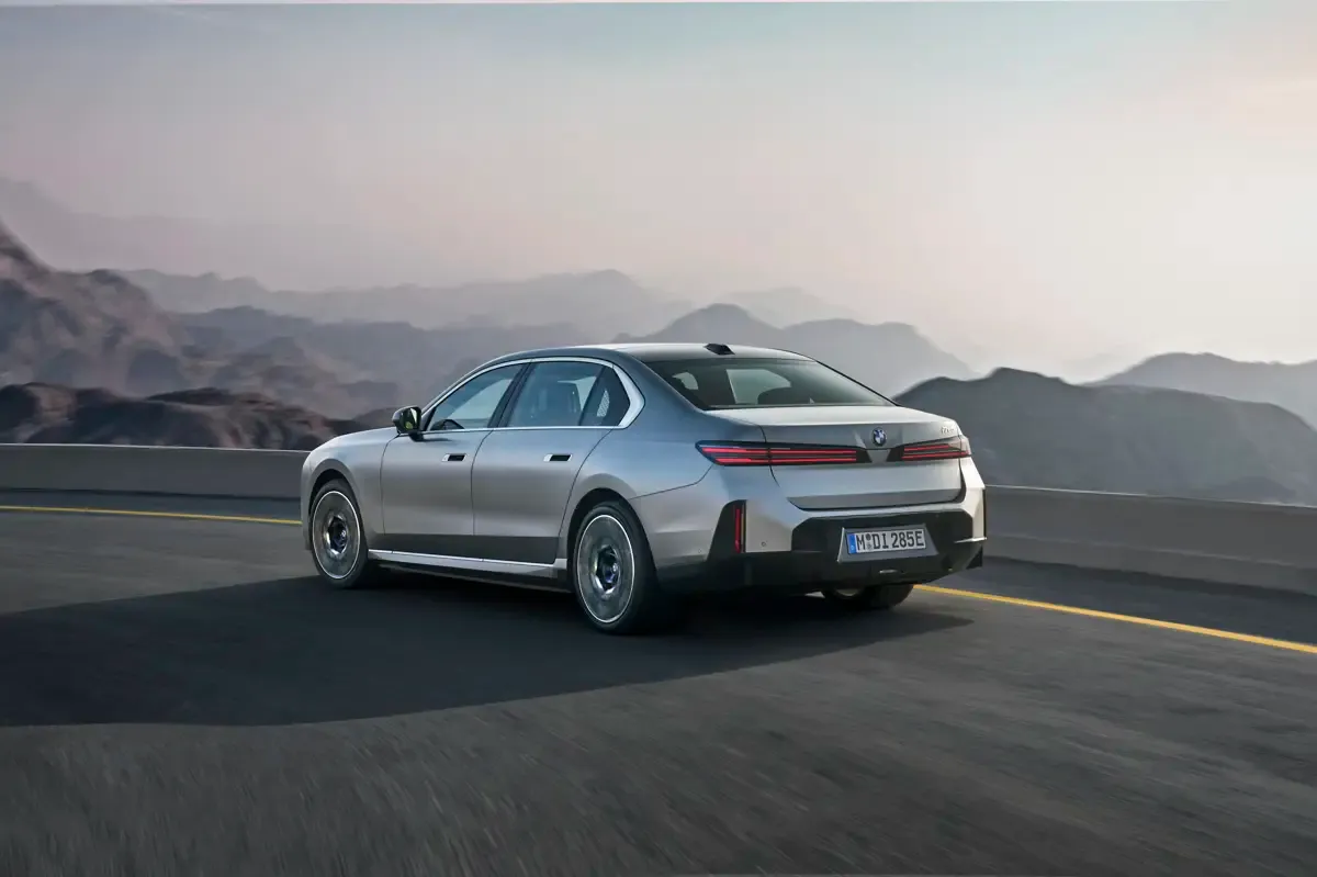 Elettronauti - BMW i7 50 xDrive - Grigio - Esterno - Vista anteriore a tre quarti