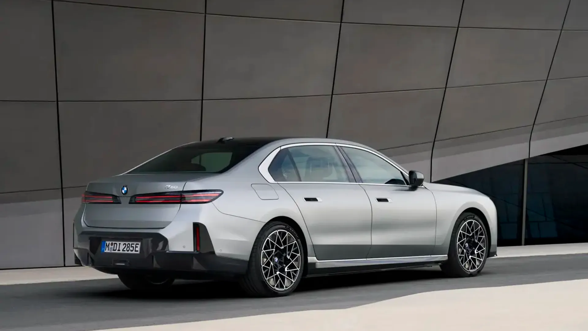 Elettronauti - BMW i7 50 xDrive - Grigio - Esterno - Vista anteriore a tre quarti