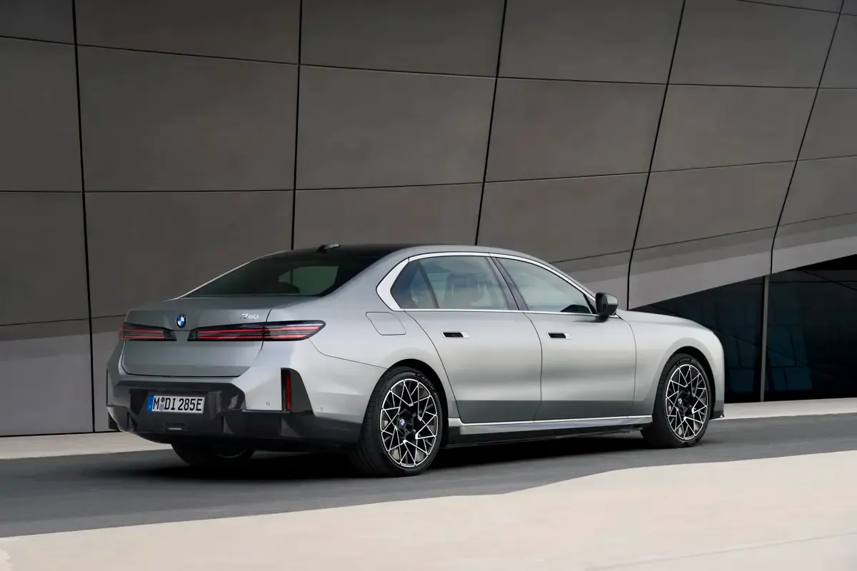 Elettronauti - BMW i7 50 xDrive - Grigio - Esterno - Vista anteriore a tre quarti