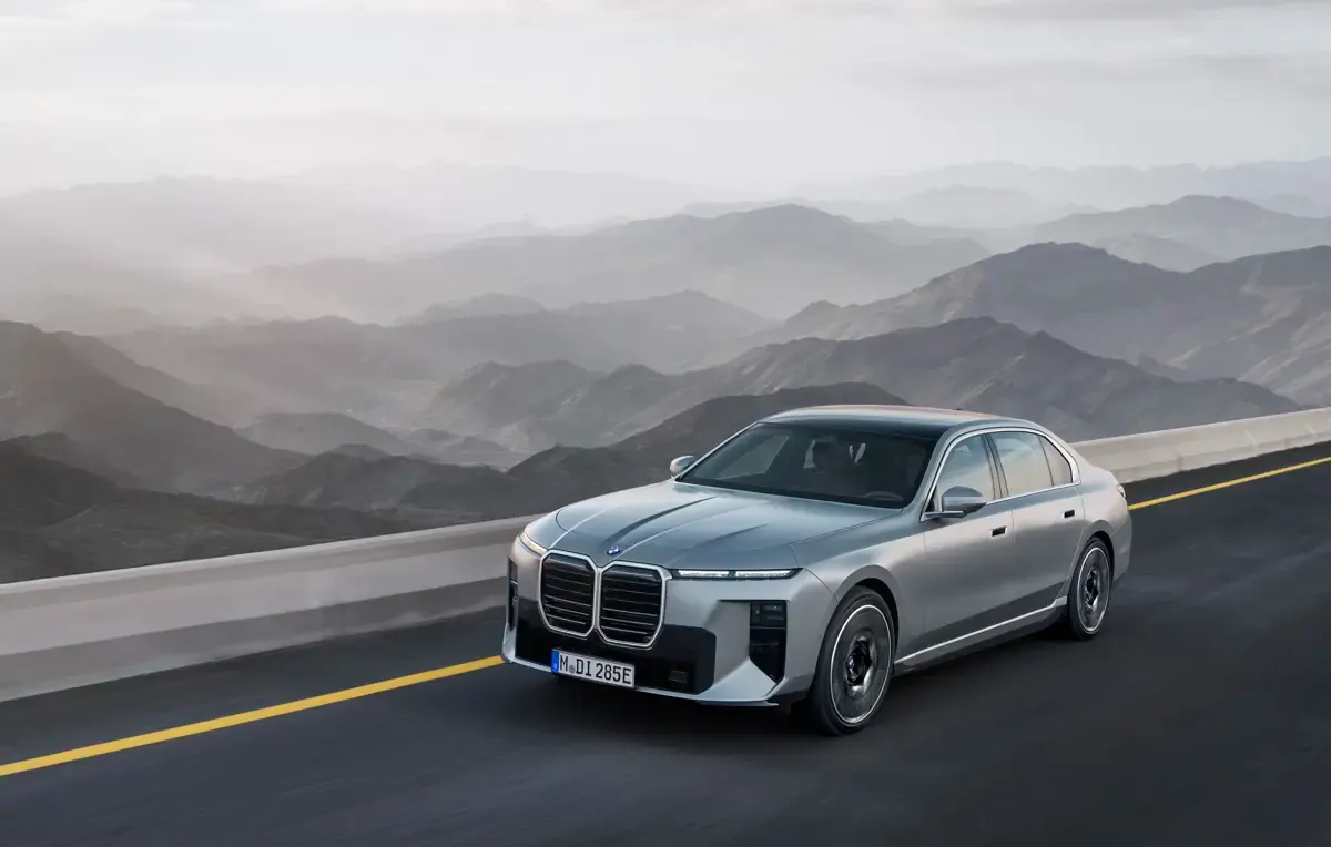 Elettronauti - BMW i7 50 xDrive - Argento - Esterno - Vista anteriore a tre quarti