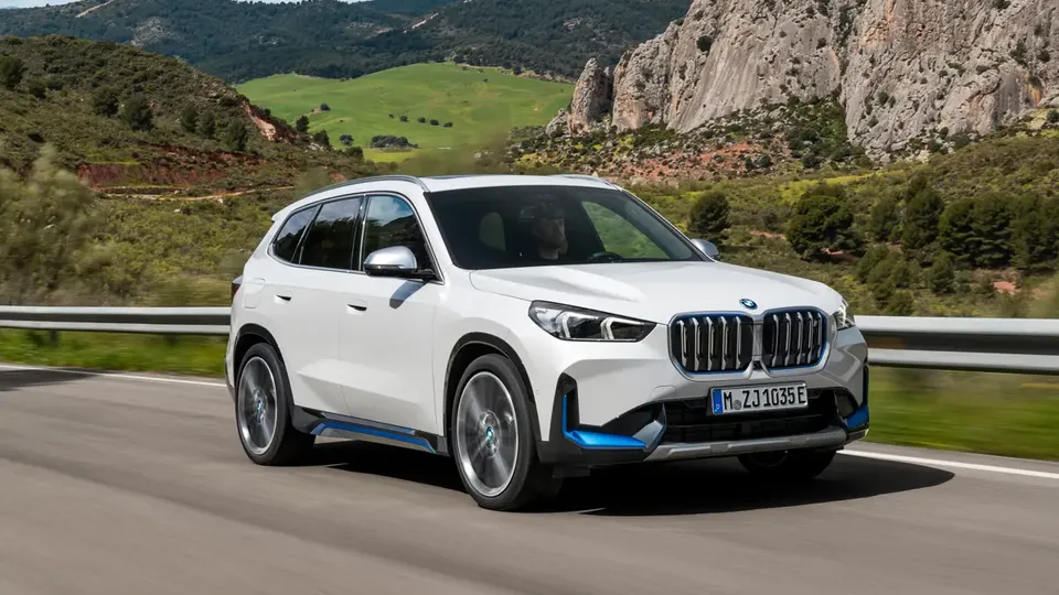 Elettronauti - BMW iX1 xDrive30 - Blu - Esterno - Vista anteriore a tre quarti