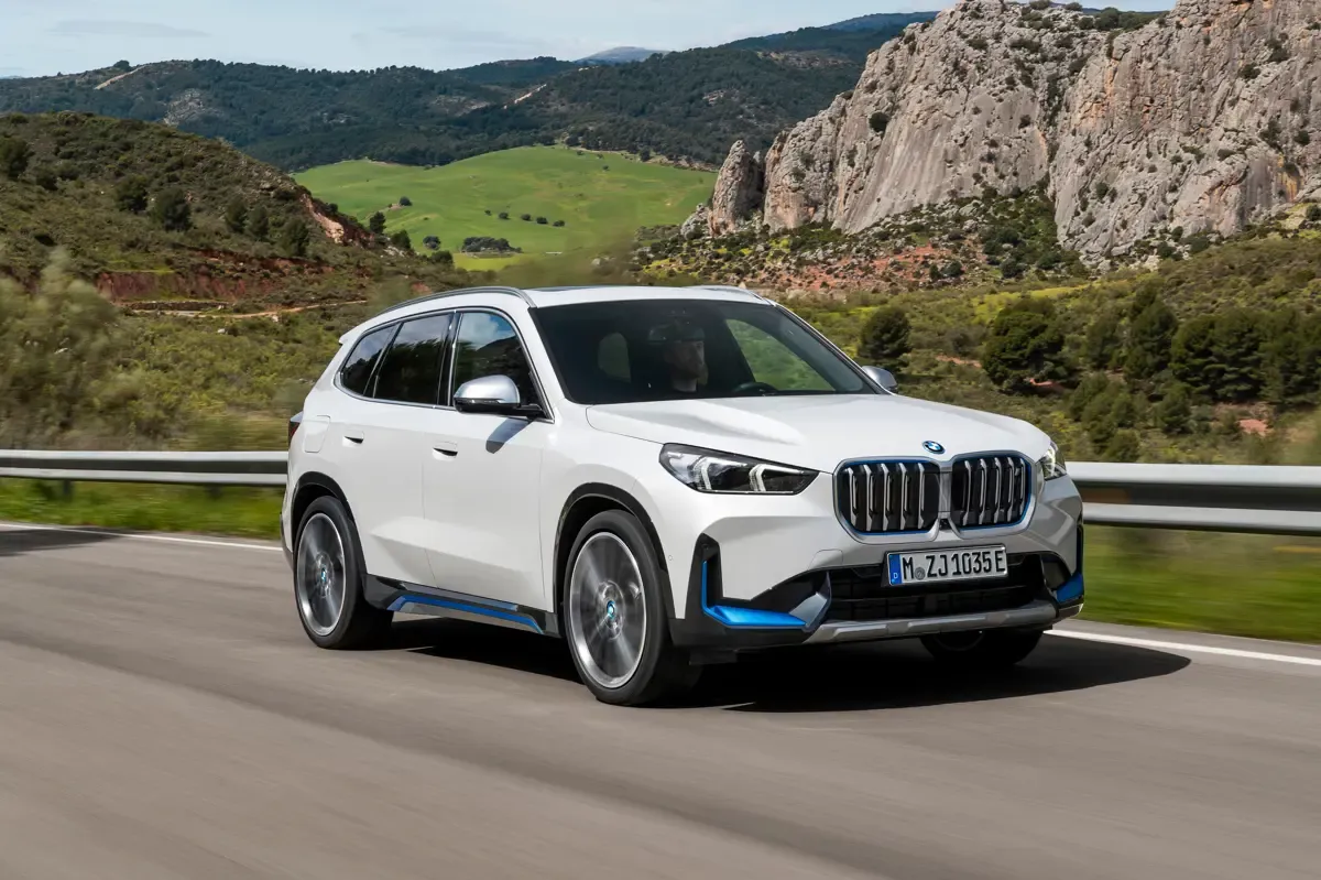 Elettronauti - BMW iX1 xDrive30 - Blu - Esterno - Vista anteriore a tre quarti
