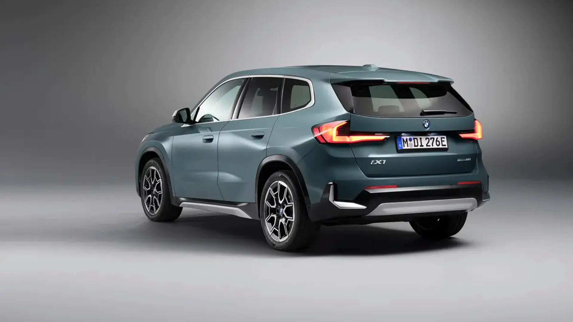 Elettronauti - BMW iX1 eDrive20 - Blu - Esterno - Vista anteriore a tre quarti