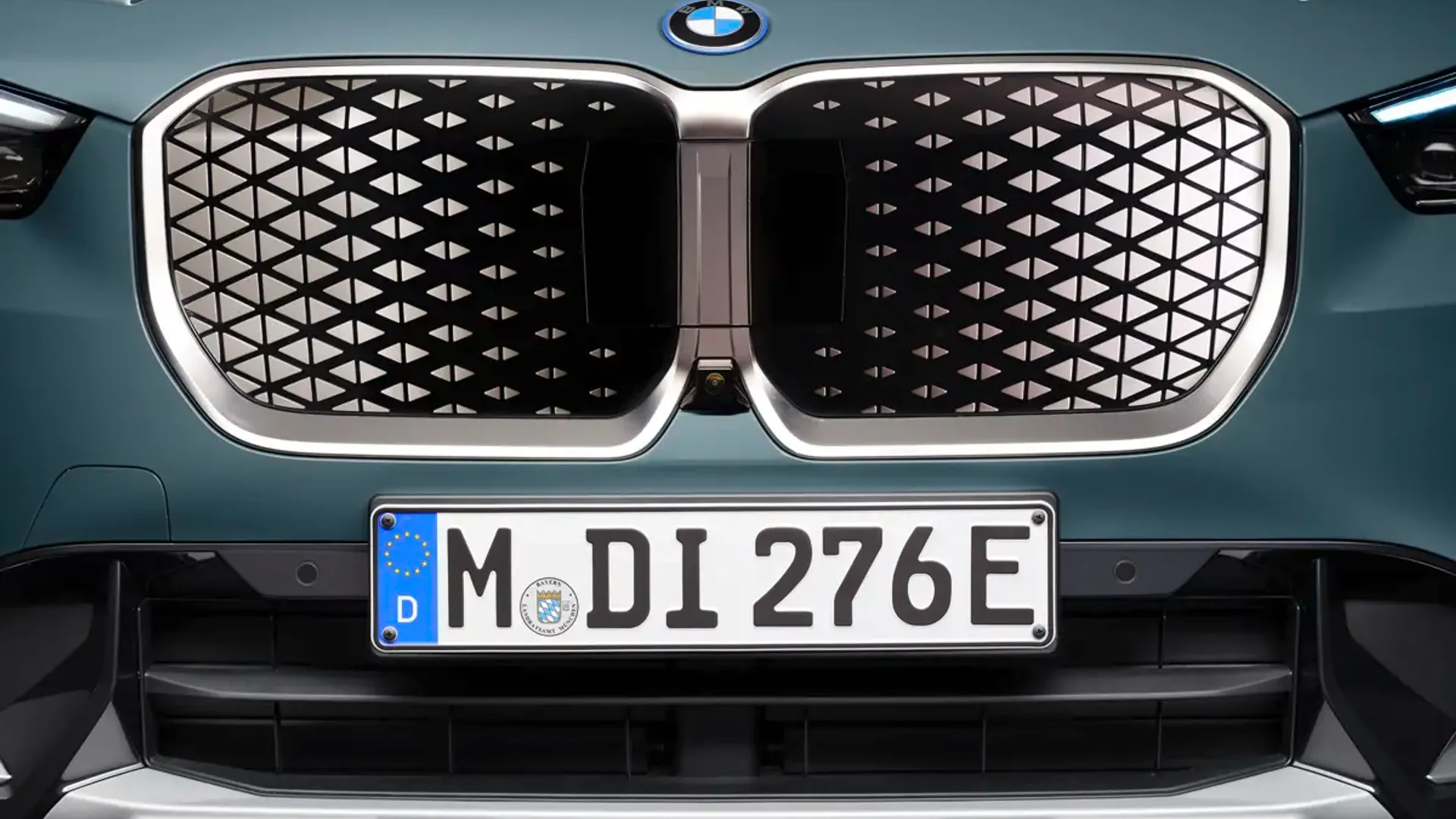 Elettronauti - BMW iX1 eDrive20 - Blu - Esterno - Vista anteriore a tre quarti