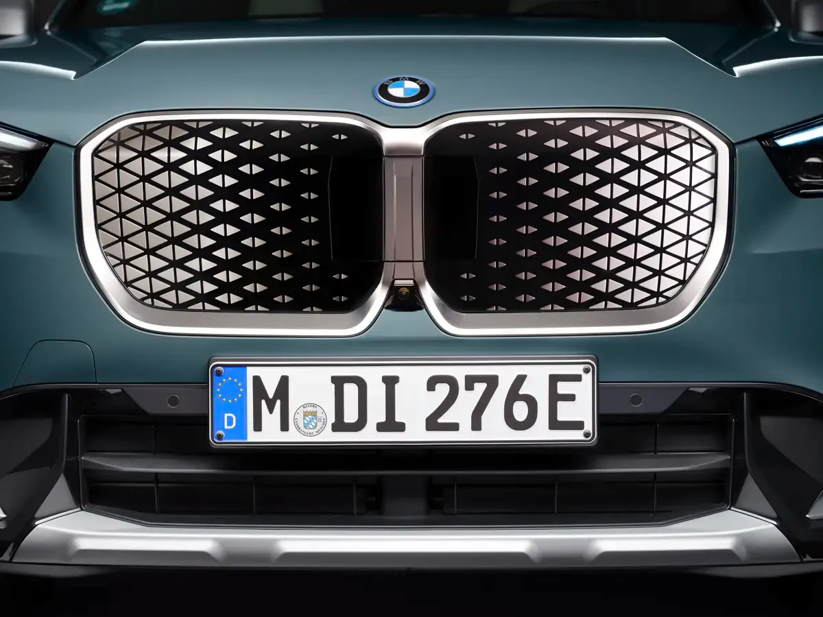 Elettronauti - BMW iX1 eDrive20 - Blu - Esterno - Vista anteriore a tre quarti