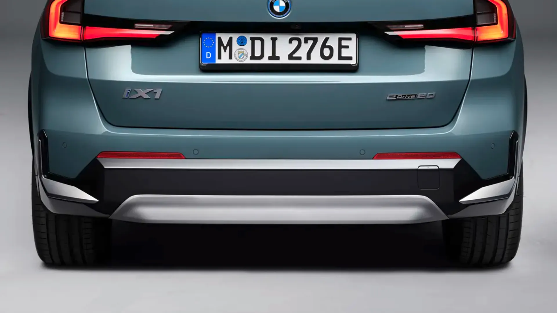 Elettronauti - BMW iX1 eDrive20 - Blu - Esterno - Vista anteriore a tre quarti
