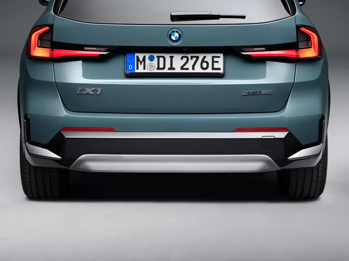 Elettronauti - BMW iX1 eDrive20 - Blu - Esterno - Vista anteriore a tre quarti