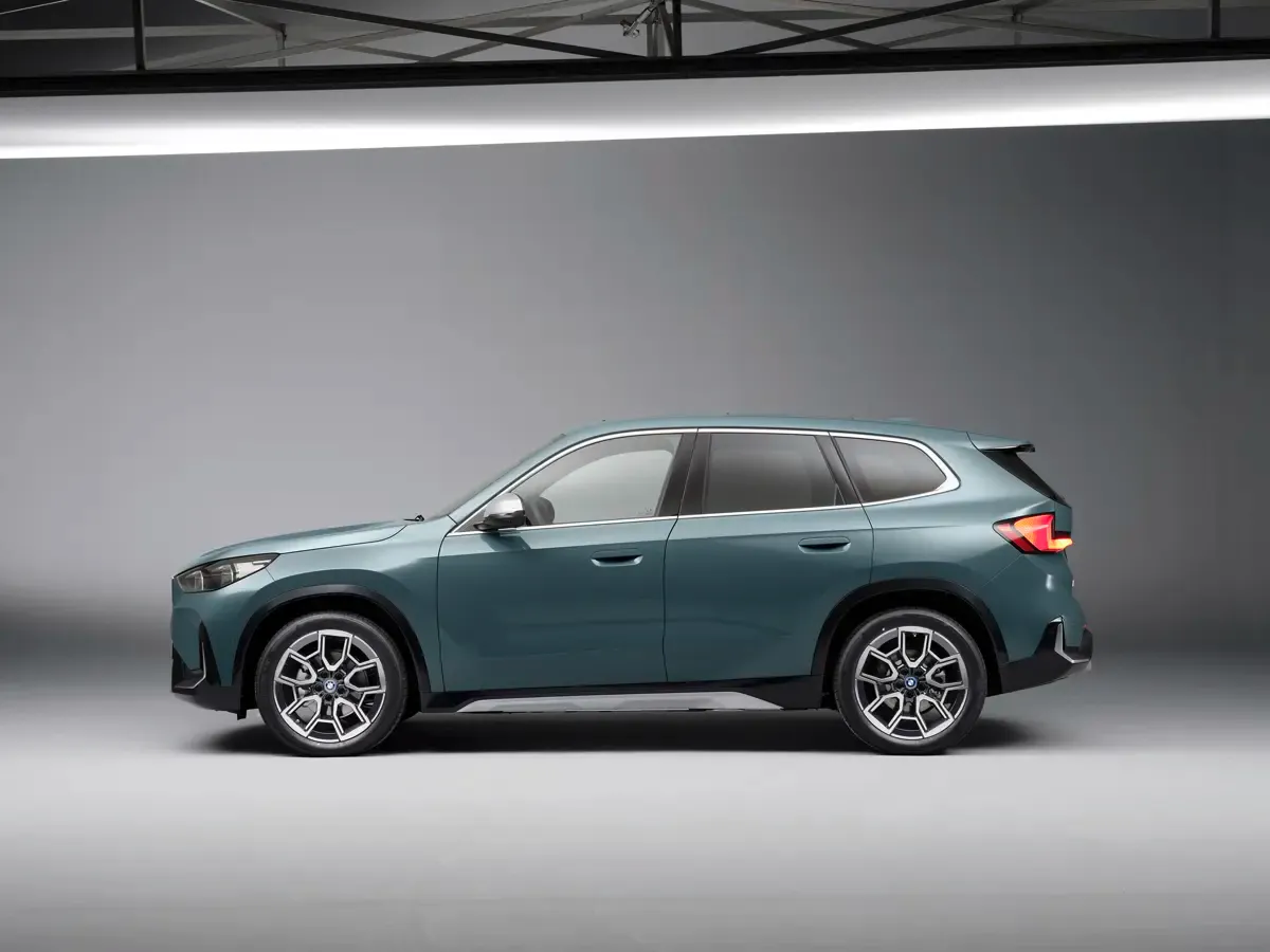 Elettronauti - BMW iX1 eDrive20 - Argento - Esterno - Vista anteriore a tre quarti