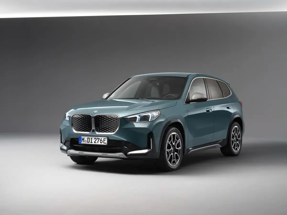 Elettronauti - BMW iX1 eDrive20 - Bianco - Esterno - Vista anteriore a tre quarti