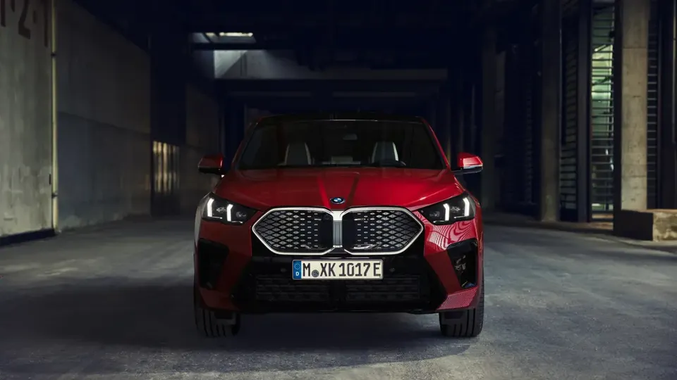 Elettronauti - BMW iX2 xDrive30 - Bianco - Esterno - Vista anteriore a tre quarti