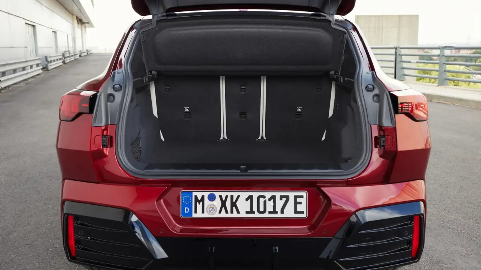 Elettronauti - BMW iX2 eDrive20 - Vano di carico - Bagagliaio