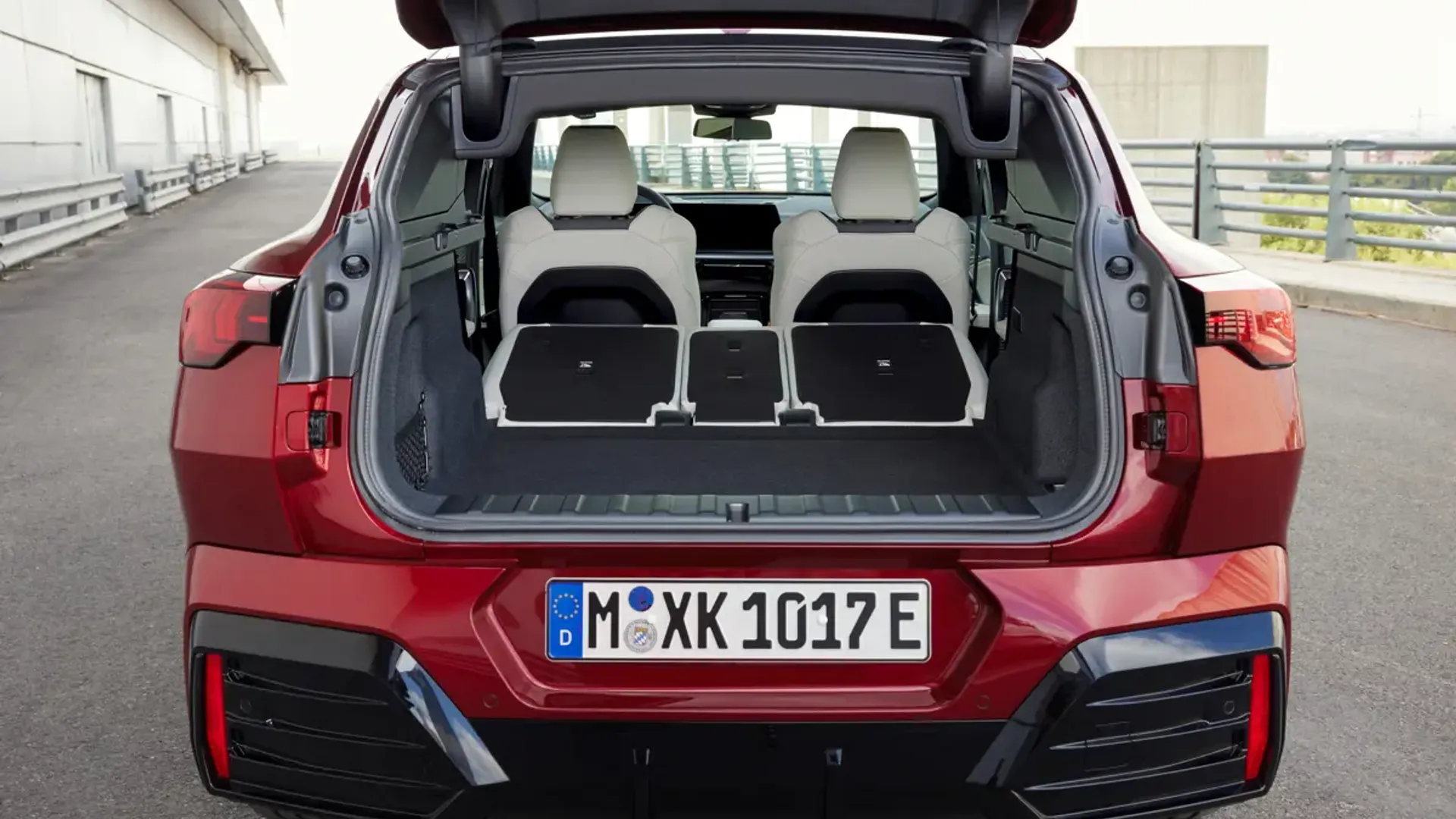 Elettronauti - BMW iX2 eDrive20 - Vano di carico - Bagagliaio