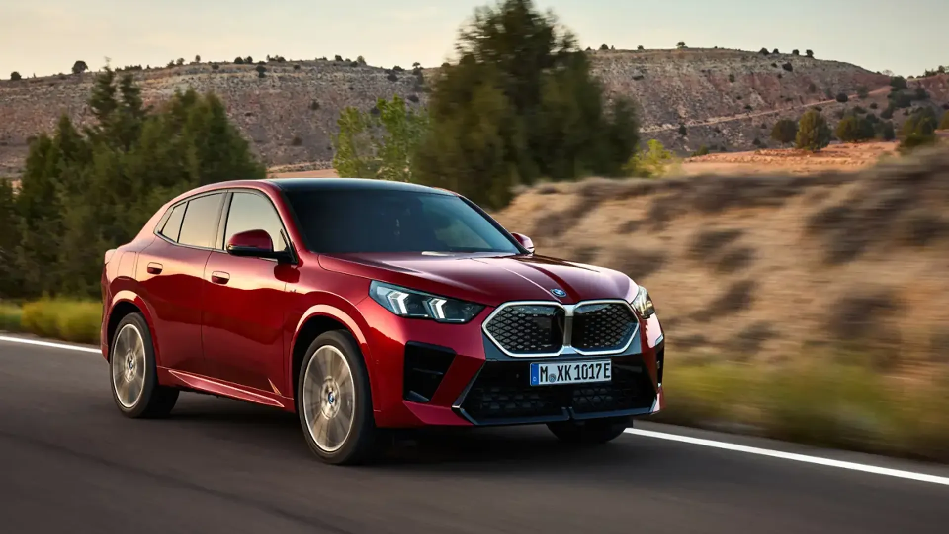 Elettronauti - BMW iX2 eDrive20 - Blu - Esterno - Vista anteriore a tre quarti