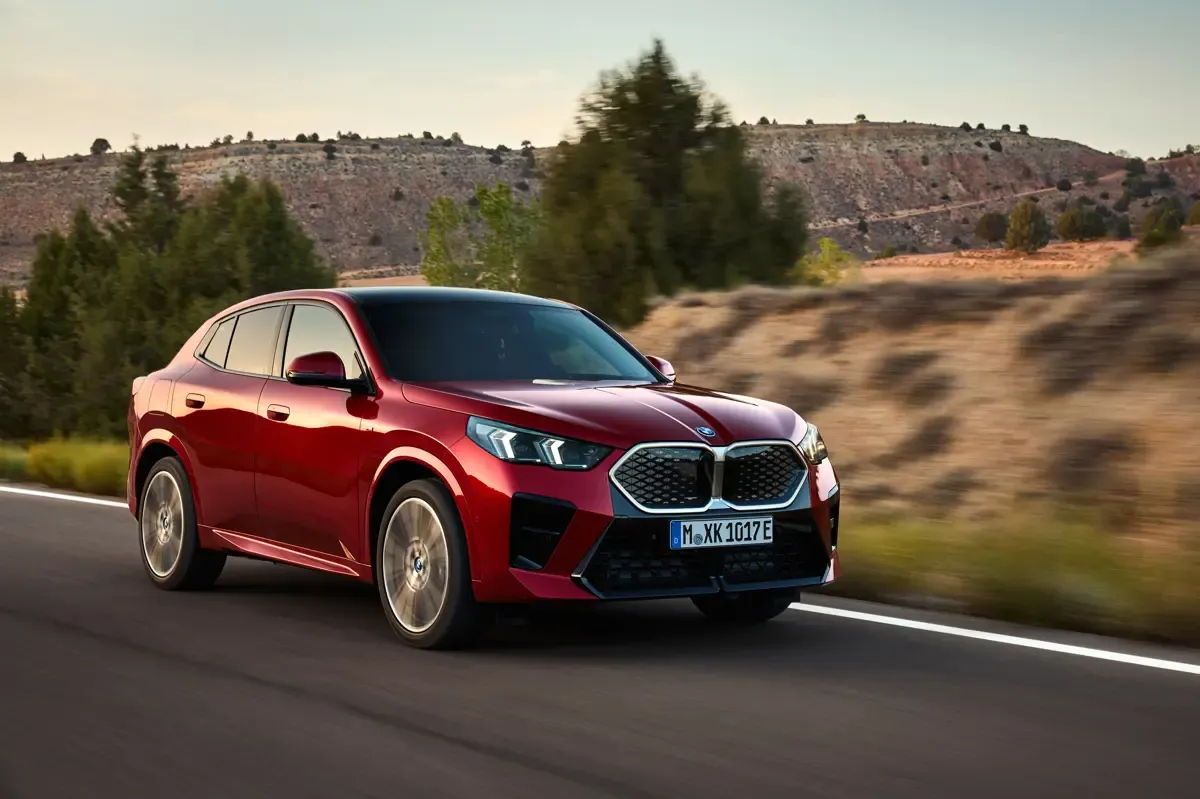 Elettronauti - BMW iX2 eDrive20 - Blu - Esterno - Vista anteriore a tre quarti