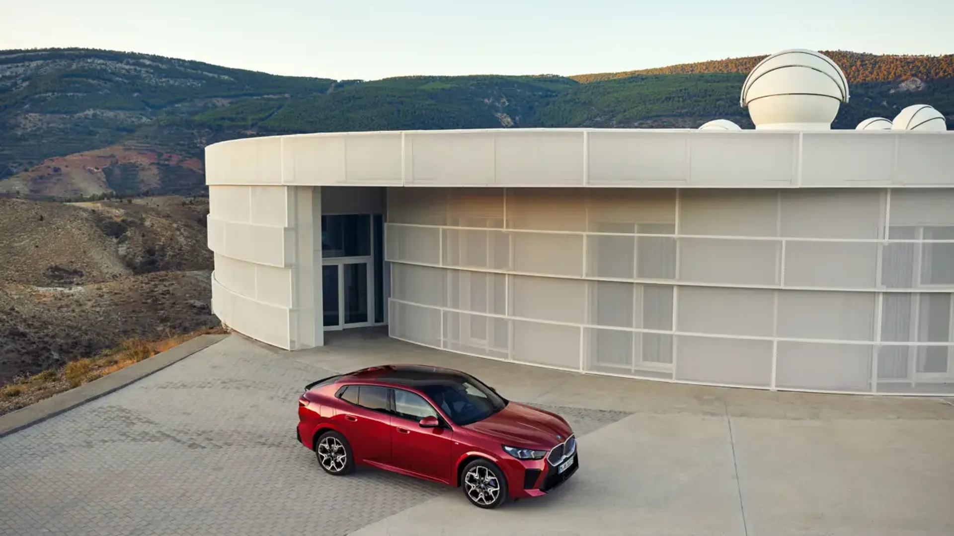 Elettronauti - BMW iX2 eDrive20 - Blu - Esterno - Vista anteriore a tre quarti