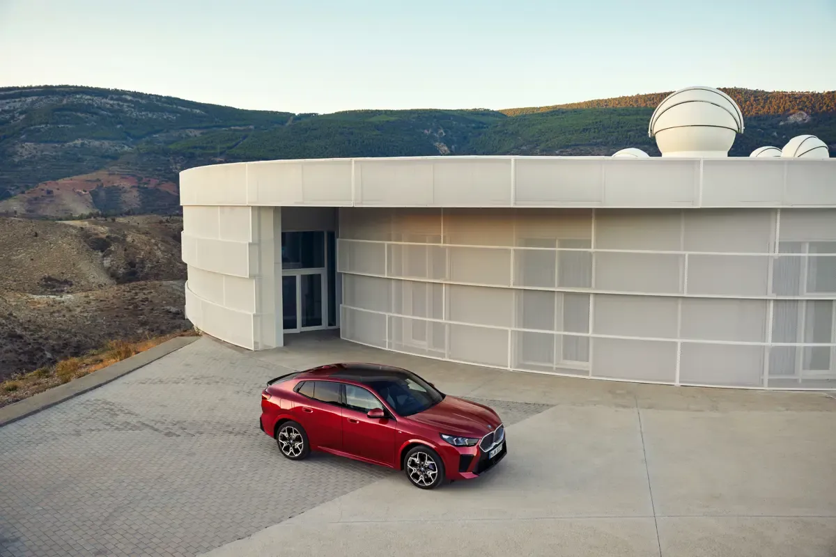 Elettronauti - BMW iX2 eDrive20 - Blu - Esterno - Vista anteriore a tre quarti