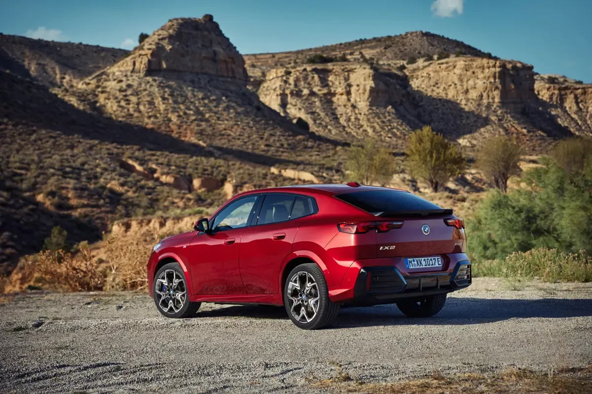 Elettronauti - BMW iX2 eDrive20 - Blu - Esterno - Vista anteriore a tre quarti