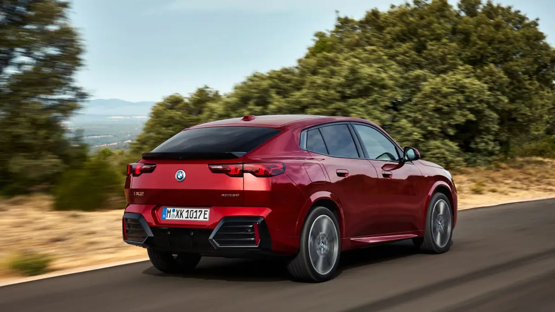 Elettronauti - BMW iX2 eDrive20 - Rosso - Esterno - Vista anteriore a tre quarti