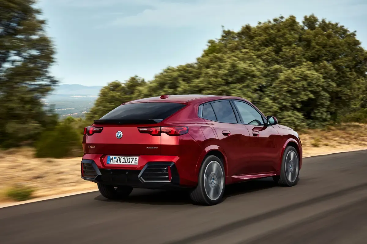 Elettronauti - BMW iX2 eDrive20 - Rosso - Esterno - Vista anteriore a tre quarti