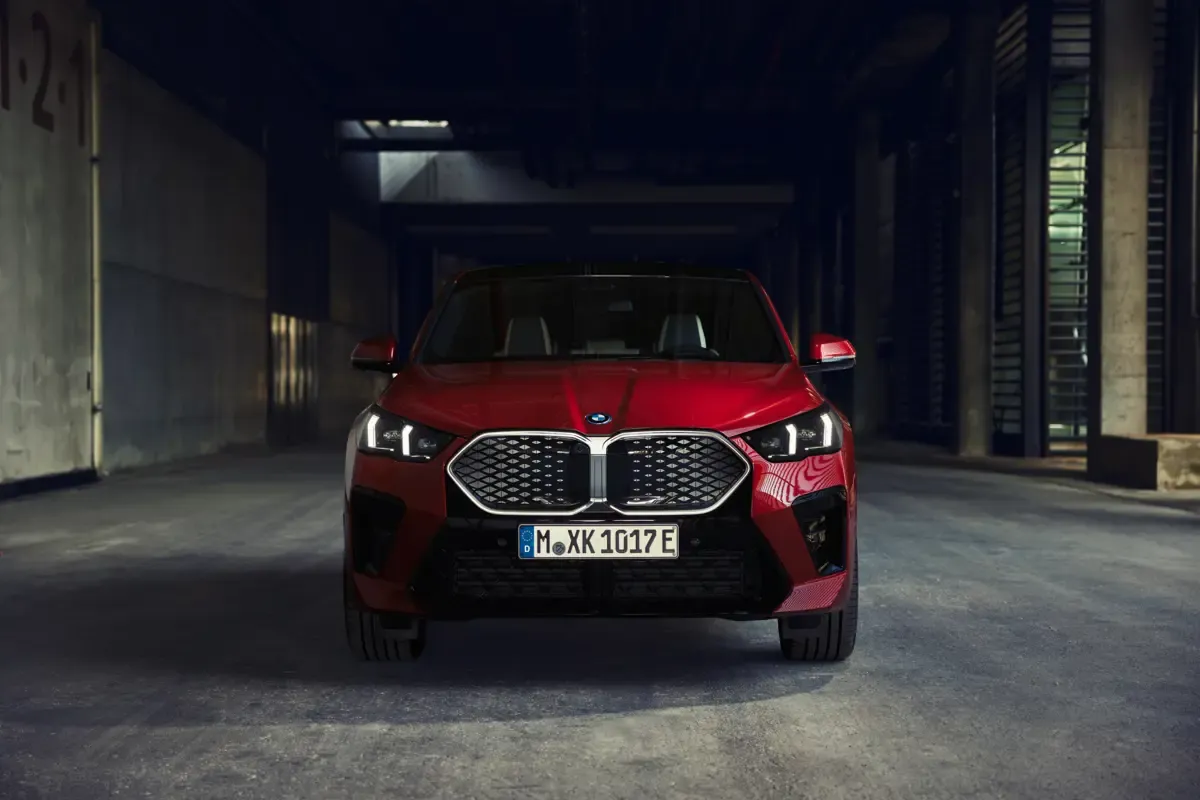 Elettronauti - BMW iX2 eDrive20 - Bianco - Esterno - Vista anteriore a tre quarti