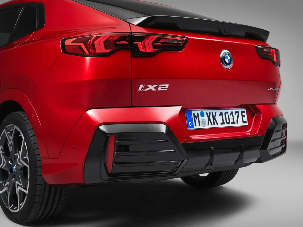 Elettronauti - BMW iX2 eDrive20 - Grigio - Esterno - Vista posteriore