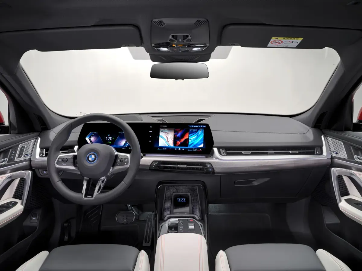 Elettronauti - BMW iX2 eDrive20 - Infotainment - Vista della plancia