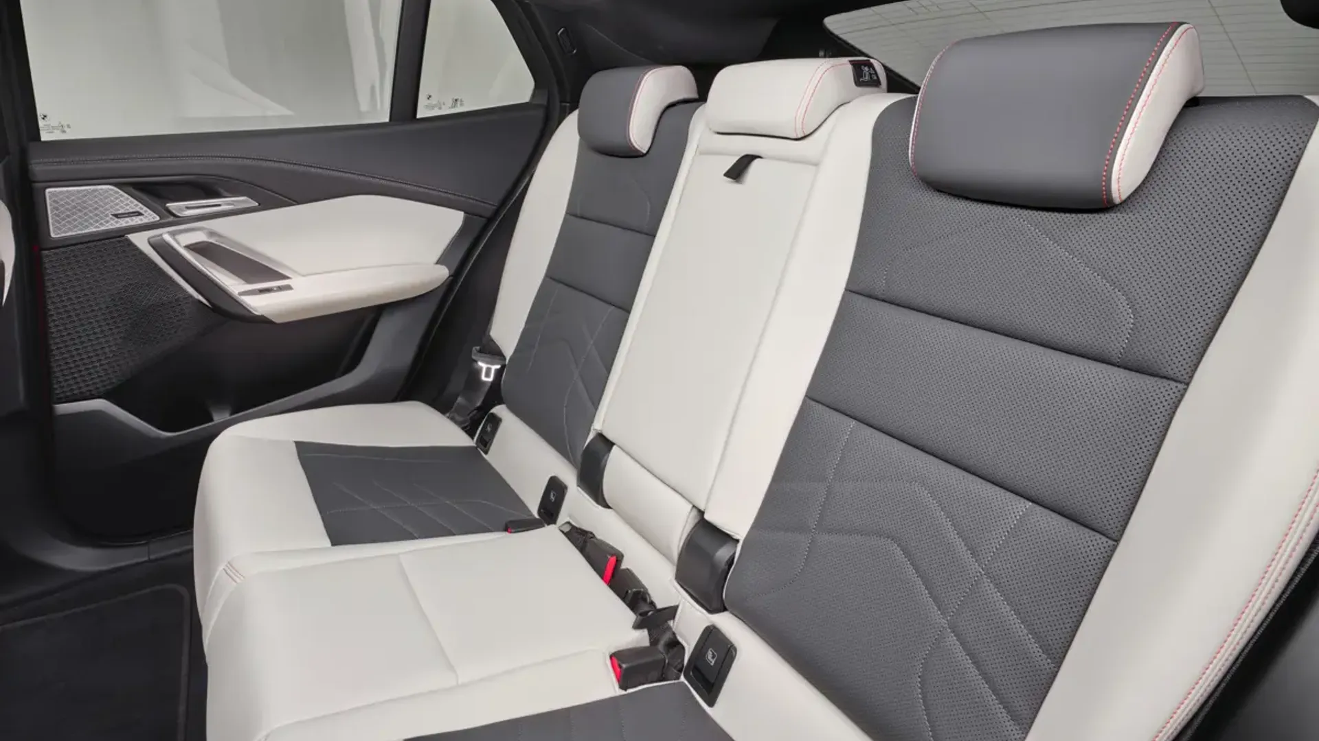 Elettronauti - BMW iX2 eDrive20 - Bianco - Sedili - Sedili posteriori