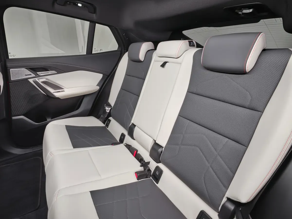 Elettronauti - BMW iX2 eDrive20 - Bianco - Sedili - Sedili posteriori