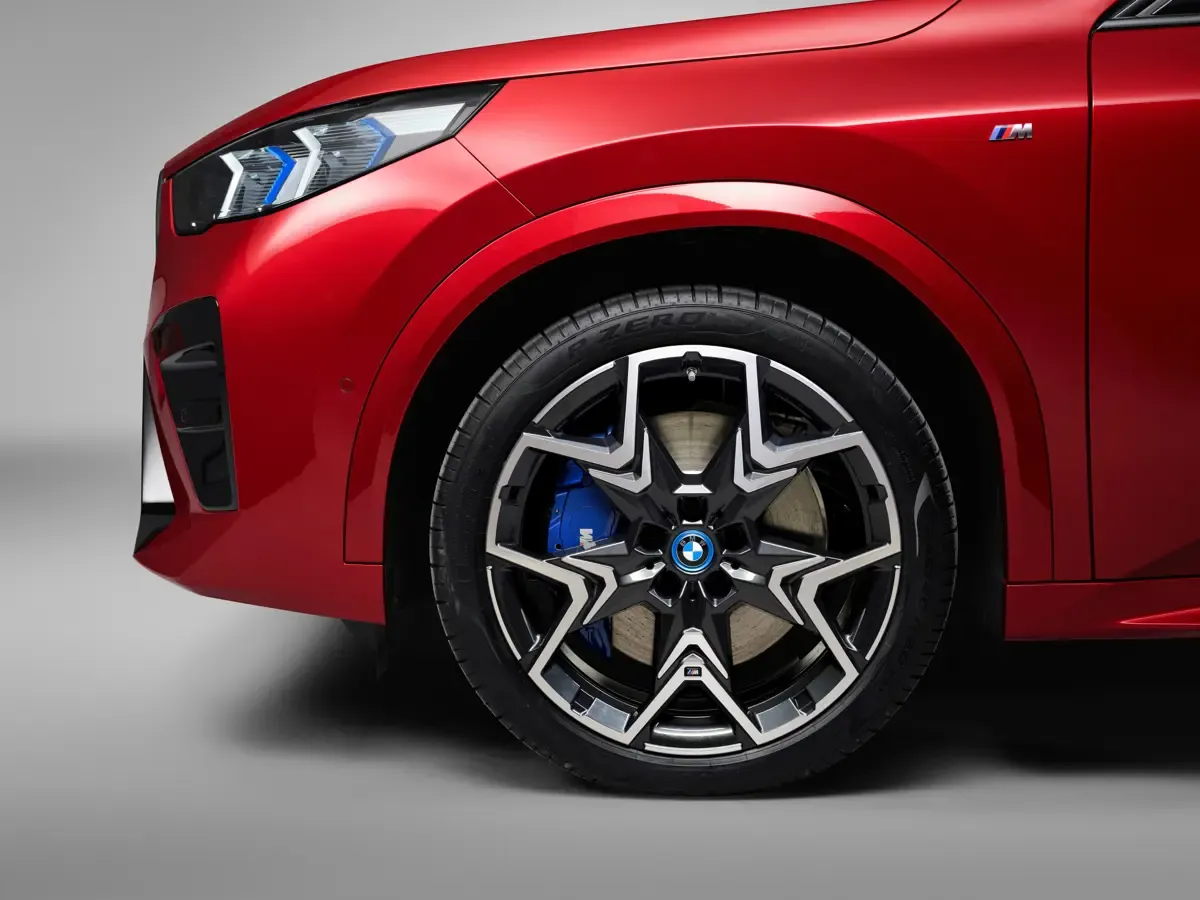 Elettronauti - BMW iX2 eDrive20 - Cerchio
