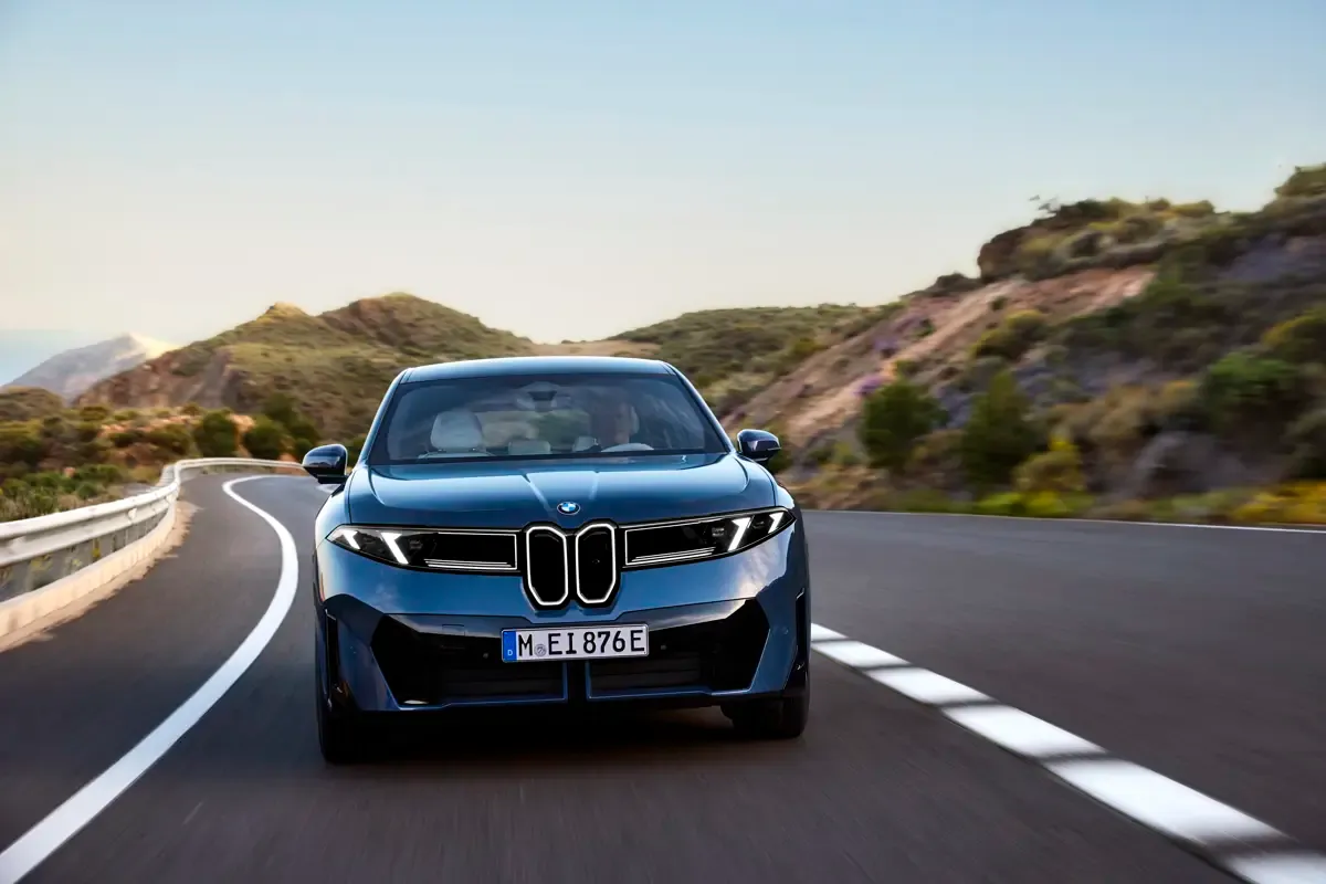 Elettronauti - BMW iX3 40 - Esterno - Vista anteriore a tre quarti