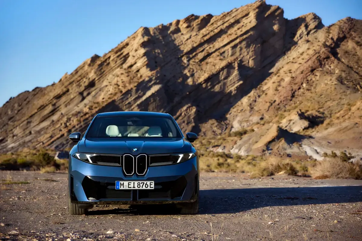 Elettronauti - BMW iX3 40 - Bronze - Esterno - Vista anteriore a tre quarti