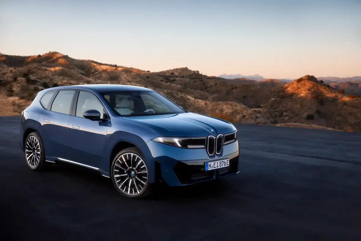 Elettronauti - BMW iX3 40 - Copper - Esterno - Vista anteriore a tre quarti