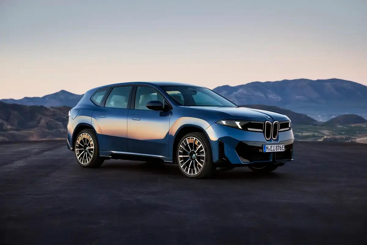 Elettronauti - BMW iX3 40 - Copper - Esterno - Vista anteriore a tre quarti