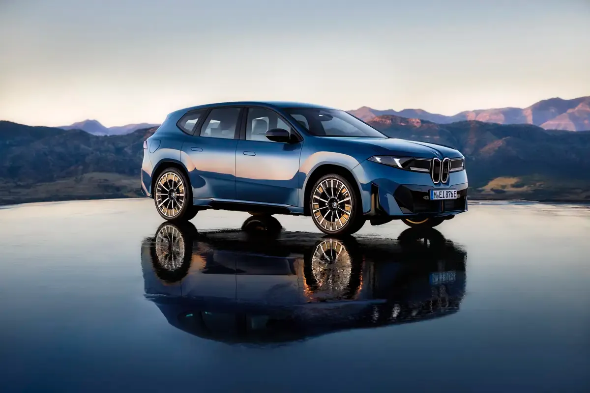 Elettronauti - BMW iX3 40 - Grigio - Esterno - Vista anteriore a tre quarti
