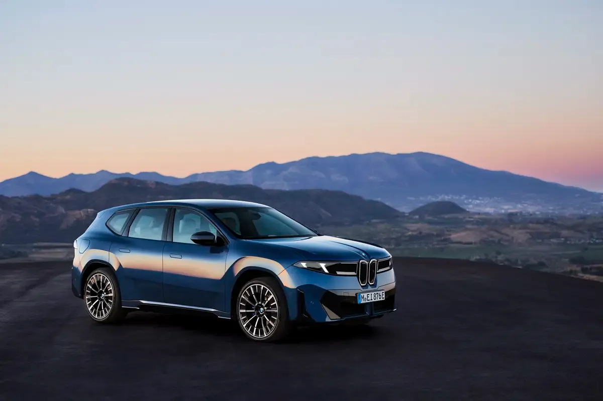 Elettronauti - BMW iX3 40 - Grigio - Esterno - Vista anteriore a tre quarti