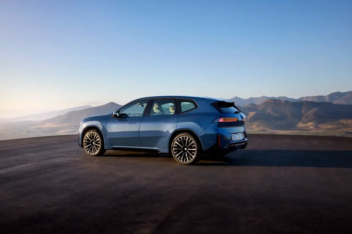 Elettronauti - BMW iX3 40 - Light Grey - Esterno - Vista anteriore a tre quarti