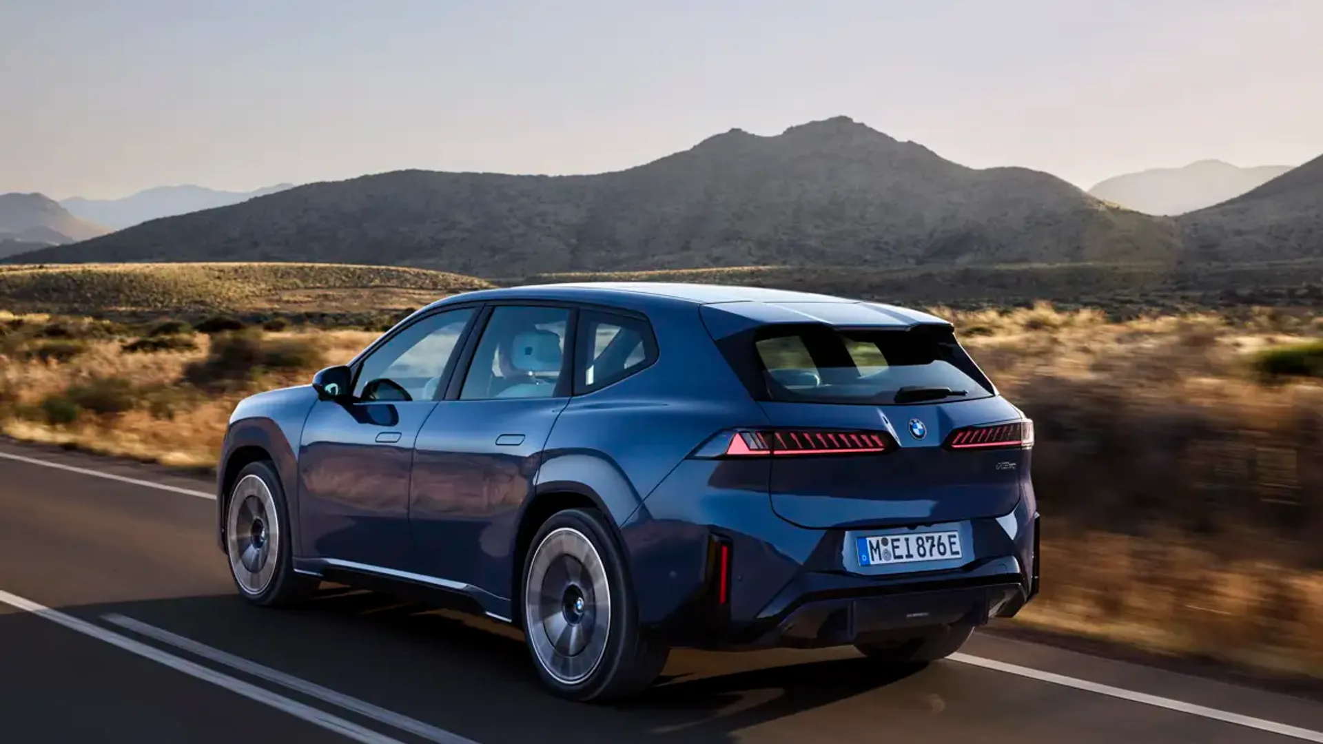 Elettronauti - BMW iX3 40 - Argento - Esterno - Vista anteriore a tre quarti