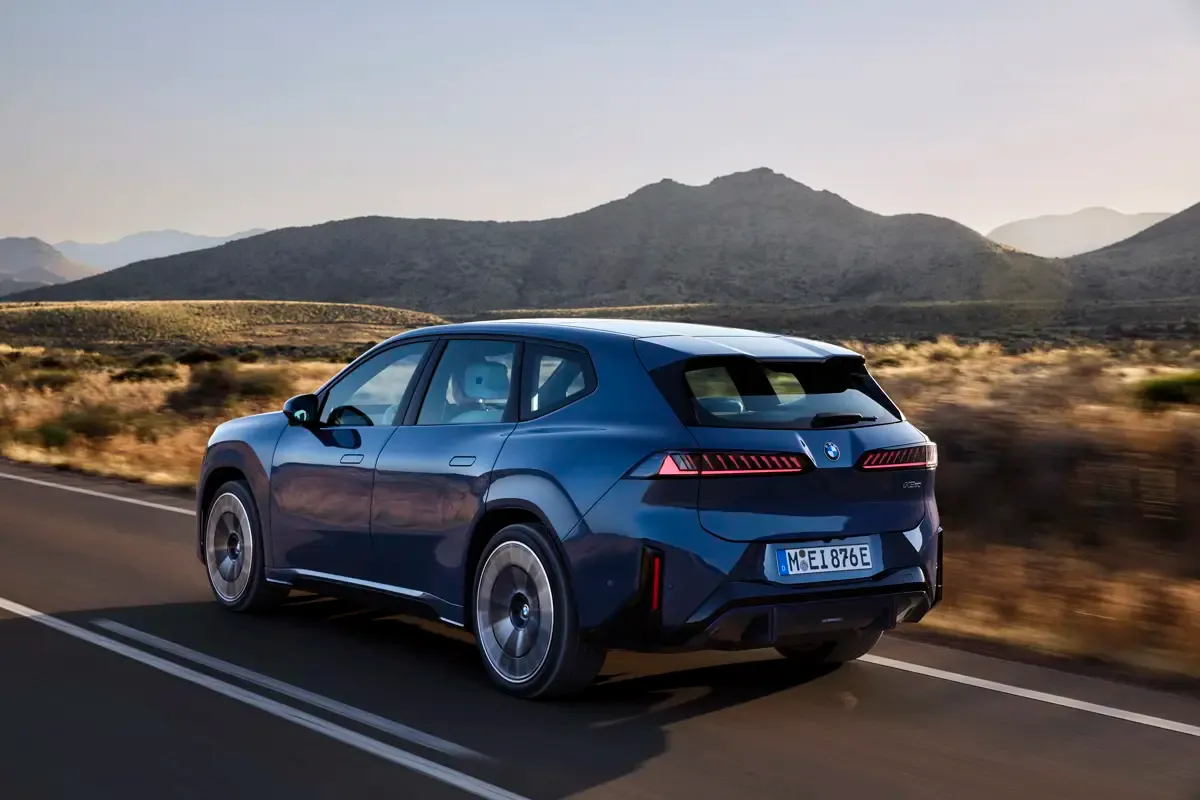 Elettronauti - BMW iX3 40 - Argento - Esterno - Vista anteriore a tre quarti