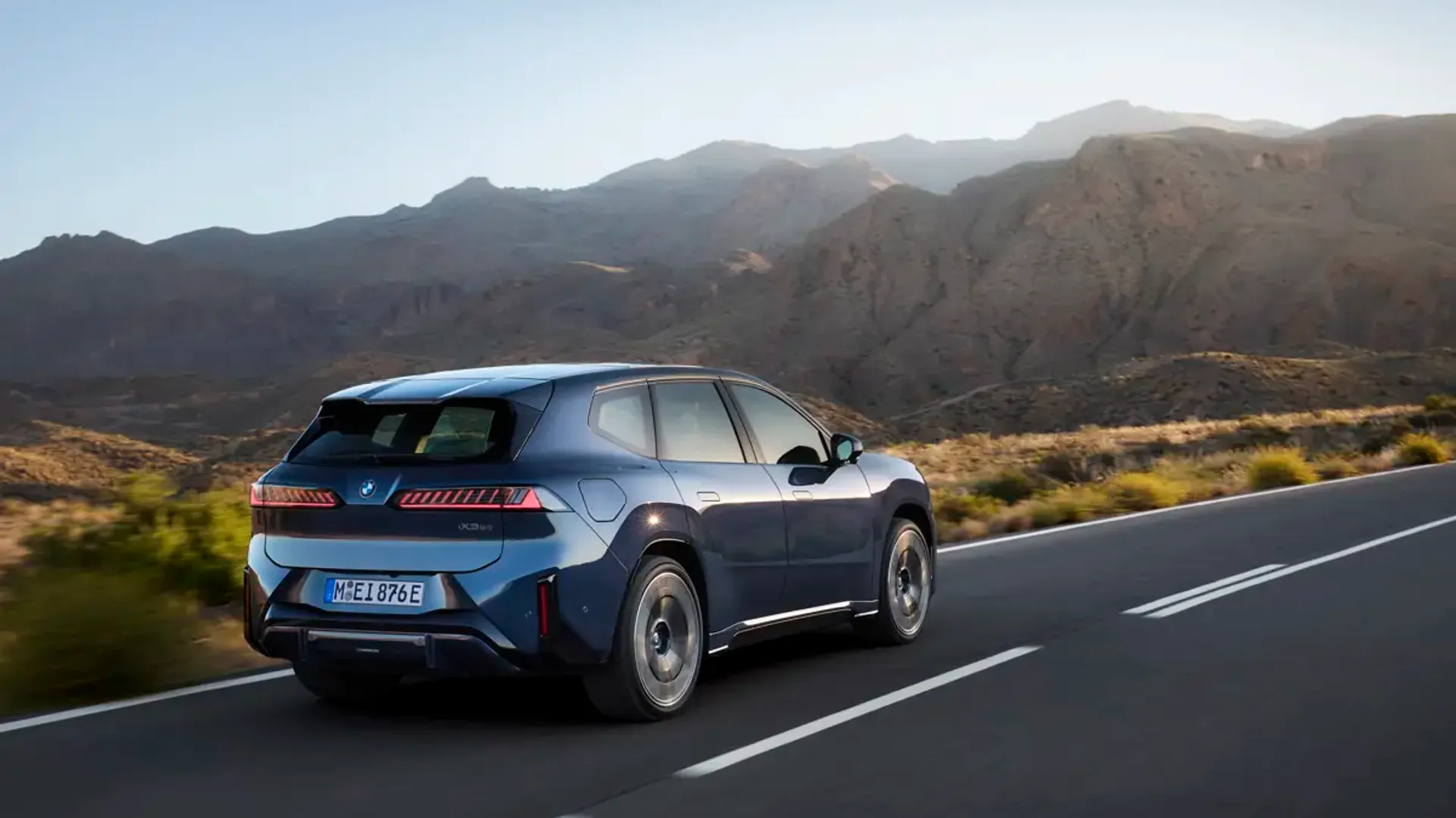 Elettronauti - BMW iX3 40 - Argento - Esterno - Vista anteriore a tre quarti