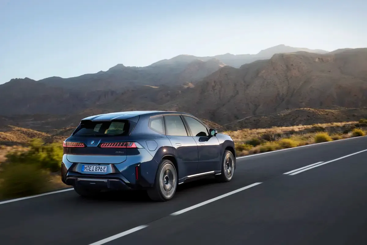 Elettronauti - BMW iX3 40 - Argento - Esterno - Vista anteriore a tre quarti