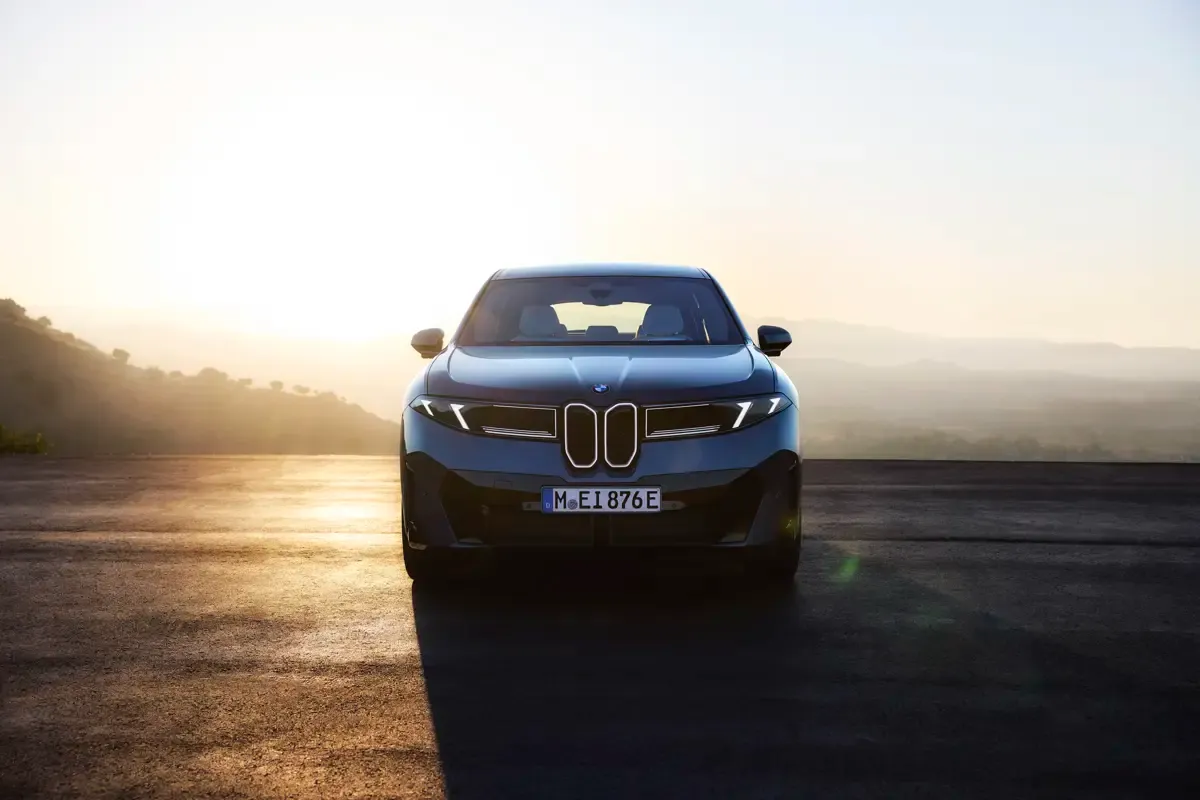 Elettronauti - BMW iX3 40 - Argento - Esterno - Vista anteriore a tre quarti