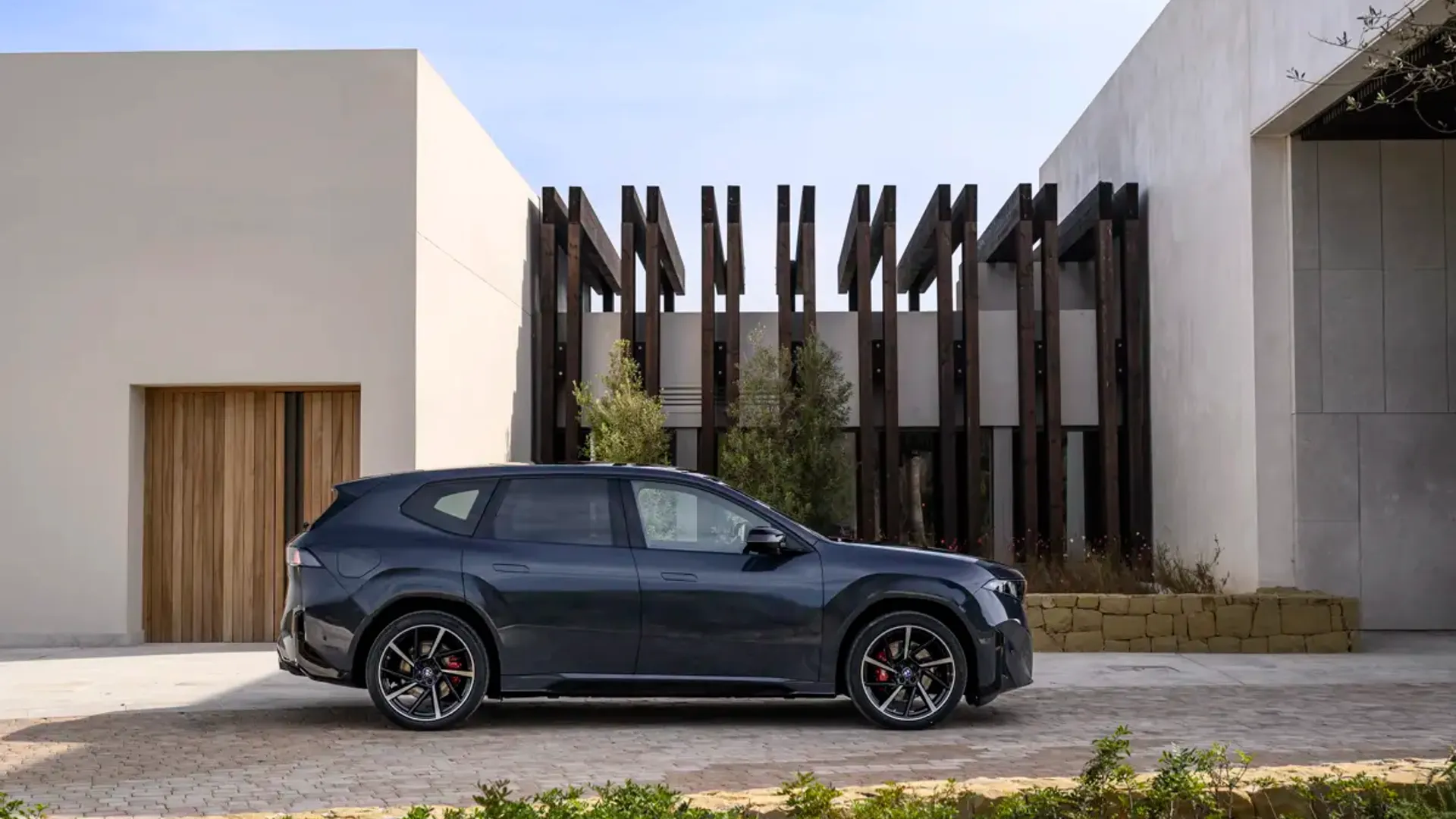 Elettronauti - BMW iX3 40 - Argento - Esterno - Vista anteriore a tre quarti