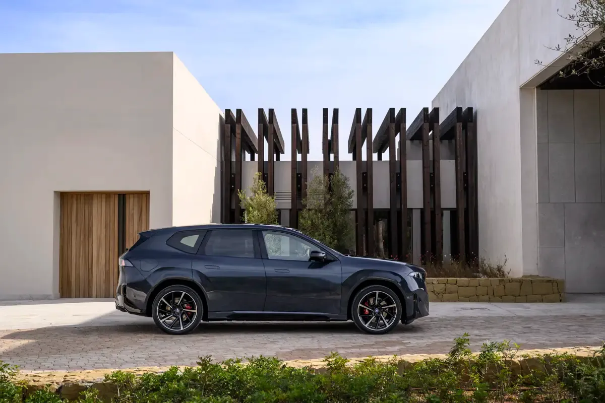 Elettronauti - BMW iX3 40 - Argento - Esterno - Vista anteriore a tre quarti