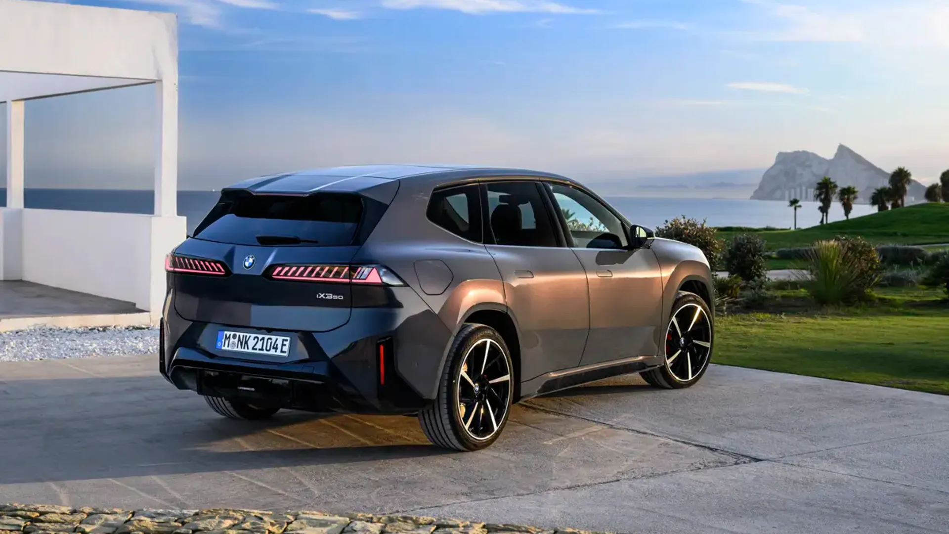 Elettronauti - BMW iX3 40 - Argento - Esterno - Vista anteriore a tre quarti