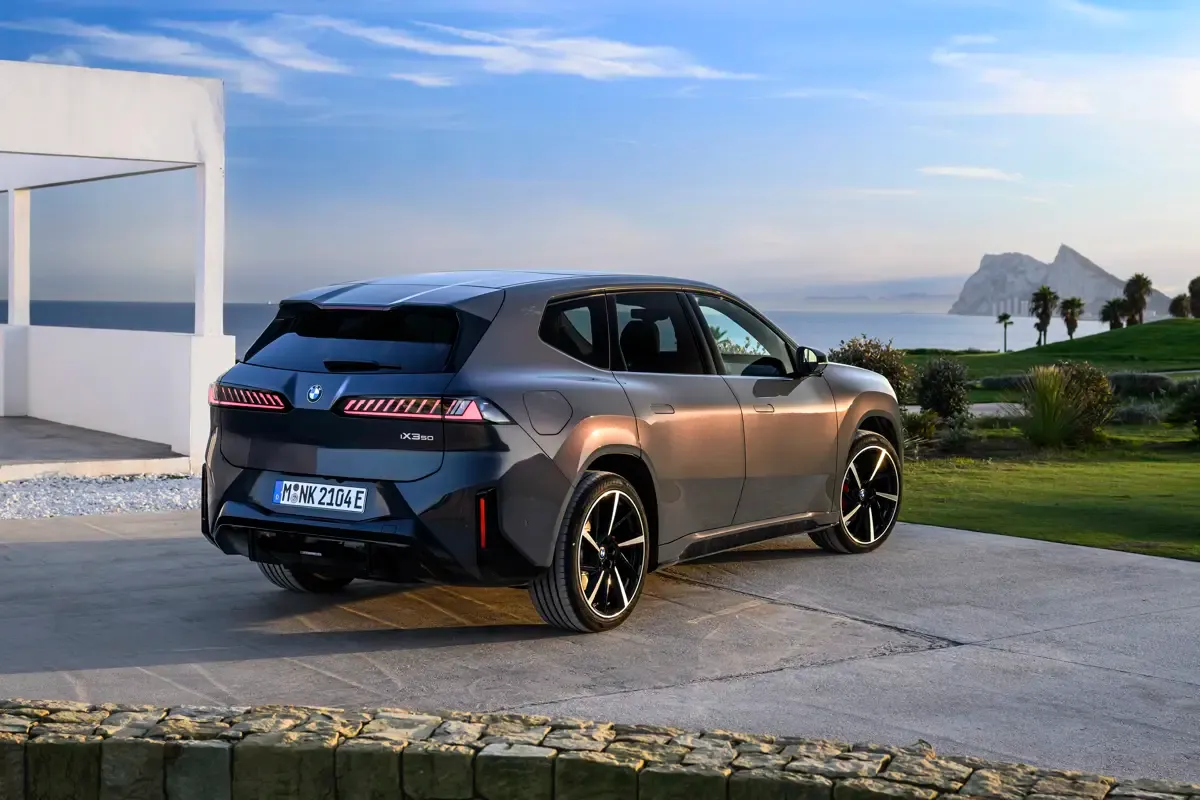 Elettronauti - BMW iX3 40 - Argento - Esterno - Vista anteriore a tre quarti