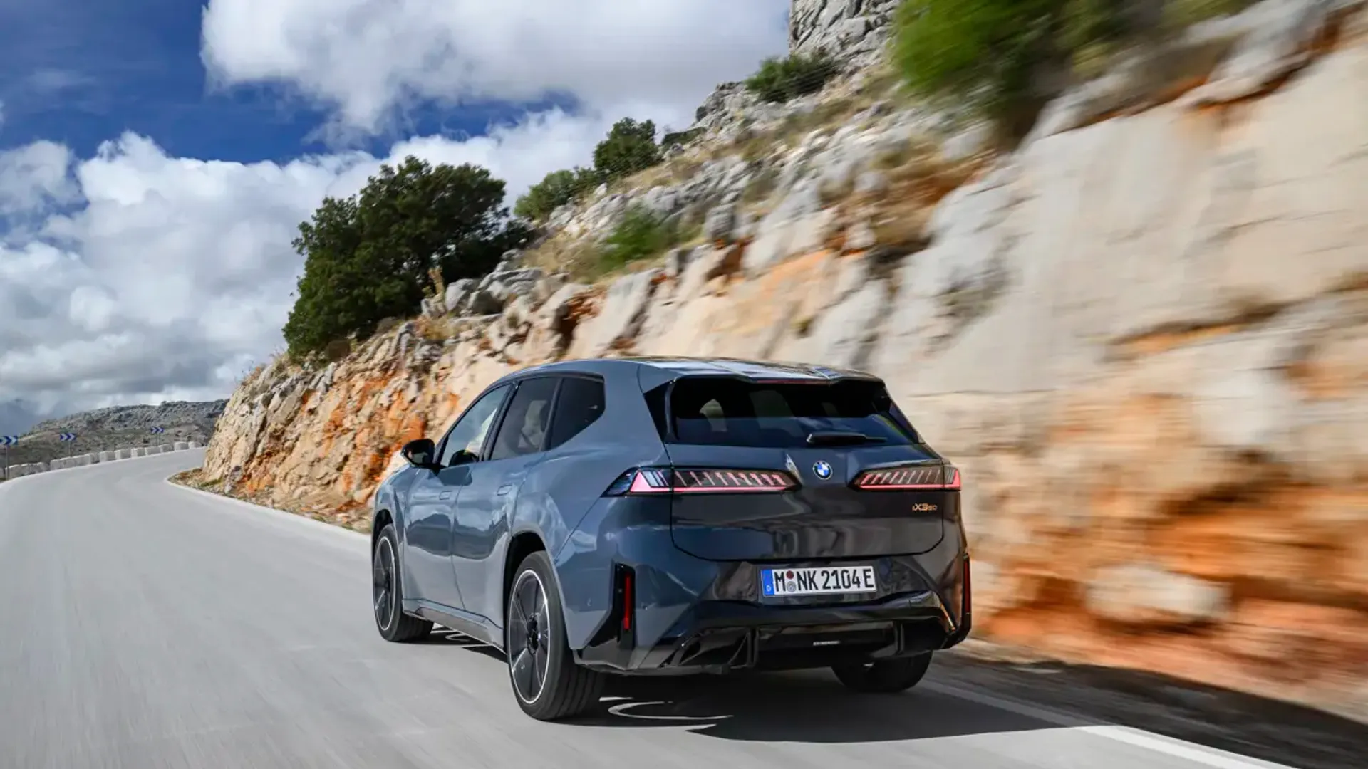 Elettronauti - BMW iX3 40 - Argento - Esterno - Vista anteriore a tre quarti