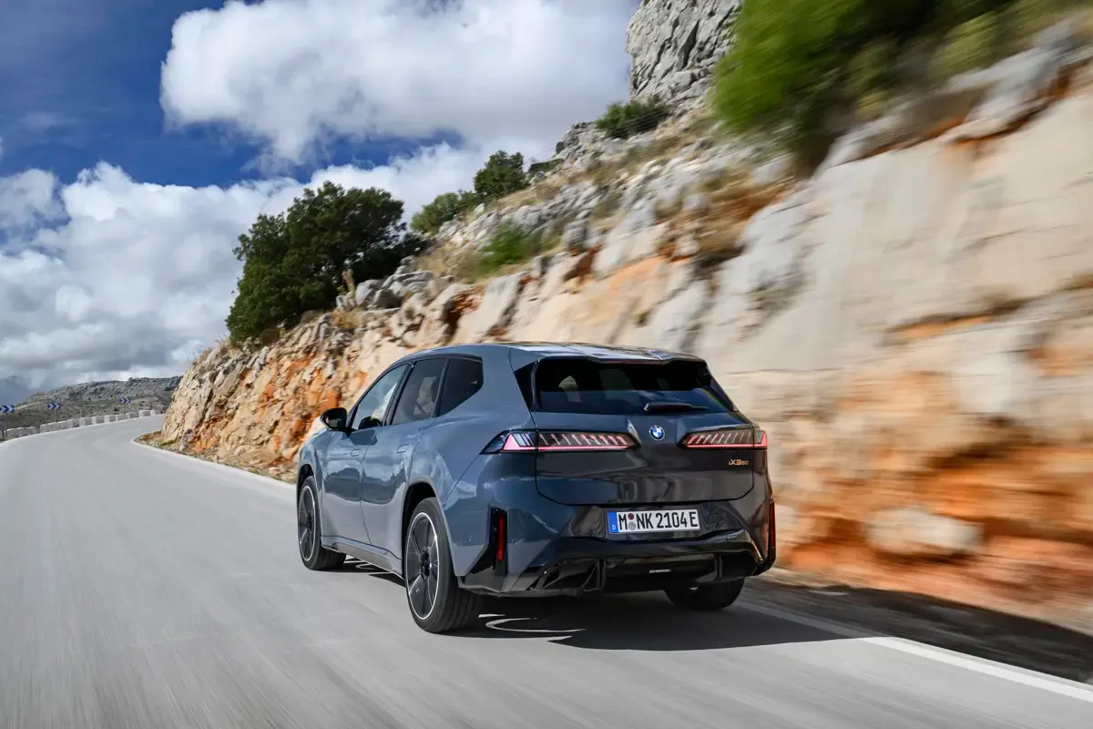 Elettronauti - BMW iX3 40 - Argento - Esterno - Vista anteriore a tre quarti